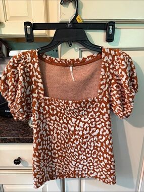 Free People Rust and White Leopard Print Puff Sleeve Sweater Top